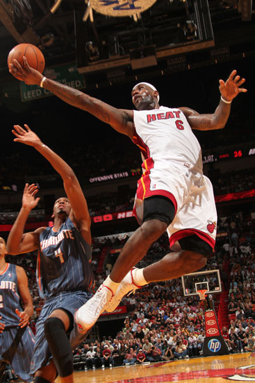 野性不可驾驭，美女球员莱曼晒大尺度艺术照（莱曼发布大胆艺术写真，野性魅力难以束缚）