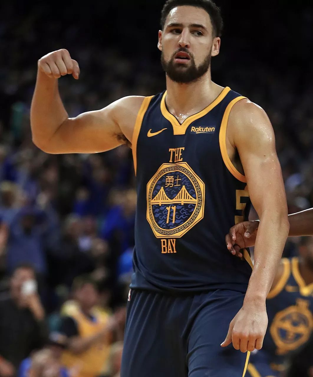 跋涉近18小时，15岁小球迷在球场外山上直播解说解放者杯决赛（15岁球迷徒步近18小时登上球场外山头，直播解说解放者杯决赛）