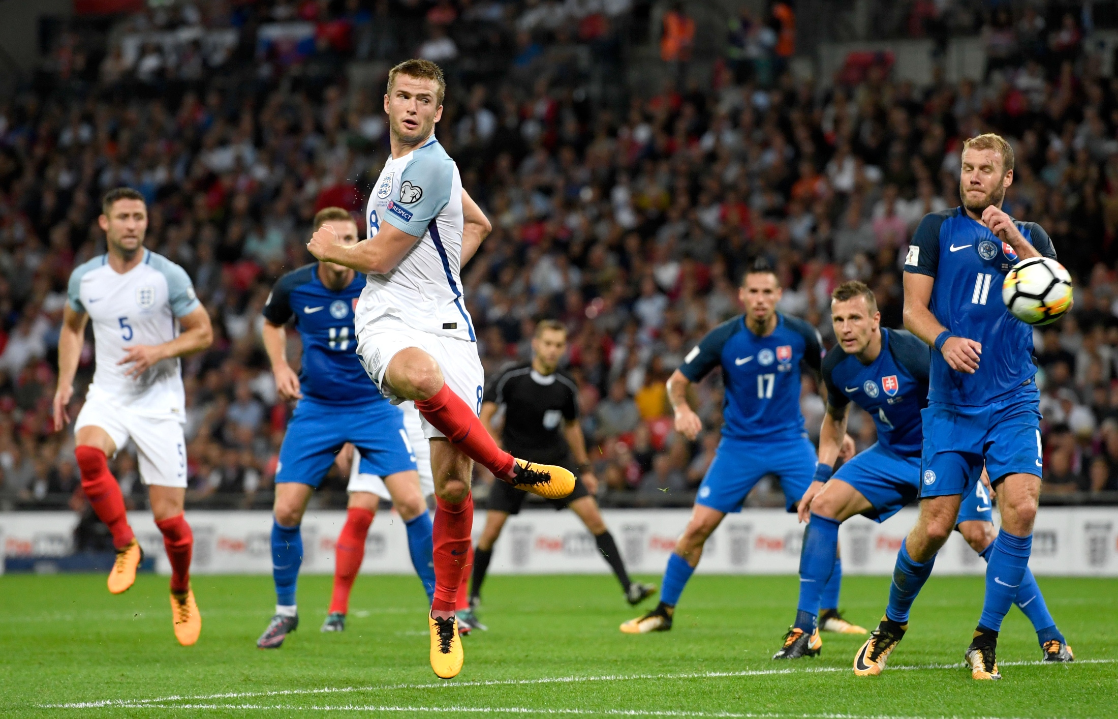 姆巴佩调侃破坏点球点：对方支撑脚要是打滑，我们就赚到了（姆巴佩打趣称在点球点“动手脚”：若对手支撑脚打滑，我们就占便宜）