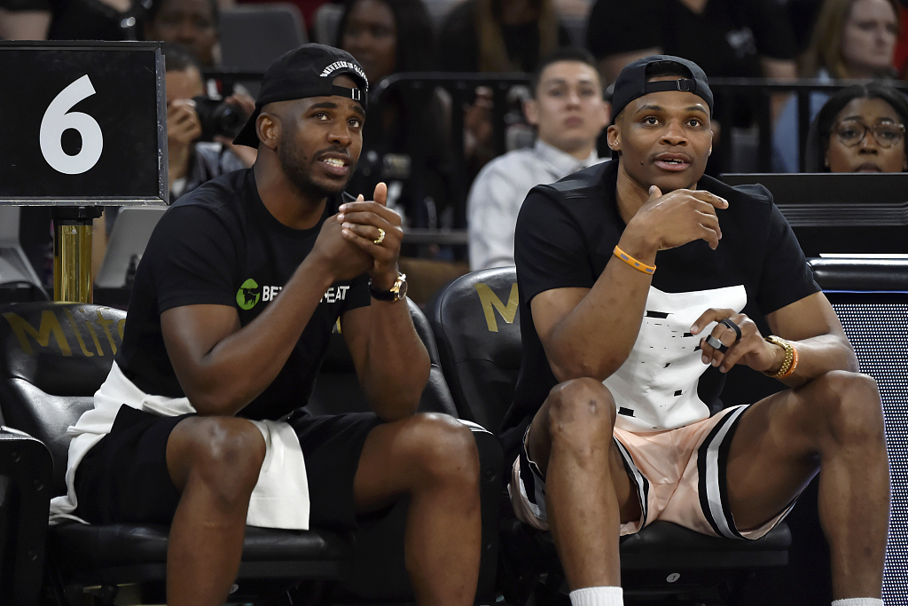 球迷怒喷后蹇韬回应：输球又怎么样？随后被韦世豪、甘超拦下（遭球迷怒斥，蹇韬回怼：输球又如何？韦世豪、甘超上前劝阻）