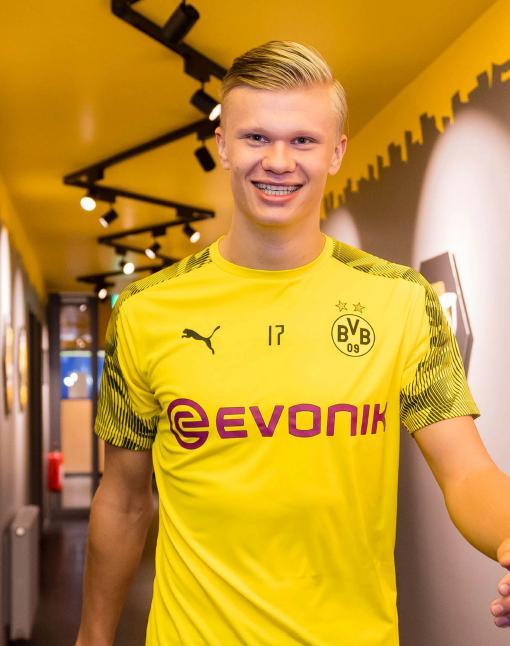 莱万西甲生涯进74球，同期单一联赛进球数仅次于哈兰德和凯恩（莱万西甲累计74球，同期单联赛进球数仅逊哈兰德与凯恩）